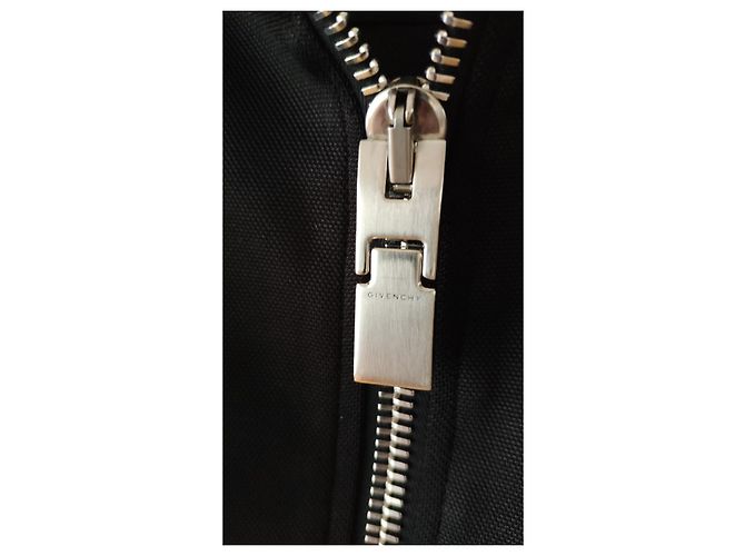 ETIQUETA DE CAMISOLA CURTA GIVENCHY 4G CHITO PRETO COM CAPUZ E ZIP. - vista 8