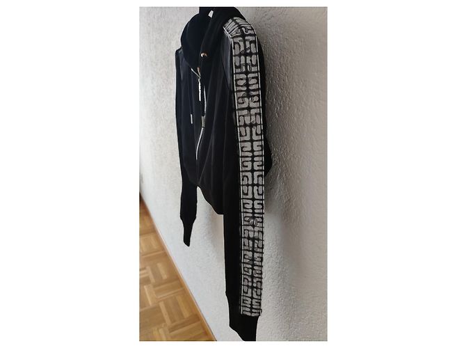 ETIQUETA DE CAMISOLA CURTA GIVENCHY 4G CHITO PRETO COM CAPUZ E ZIP. - vista 9