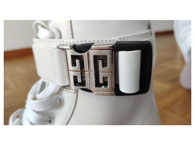 BOTAS TERRA GIVENCHY EM COURO BRANCO. - vista 3