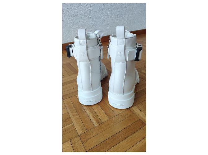 BOTAS TERRA GIVENCHY EM COURO BRANCO. - vista 5