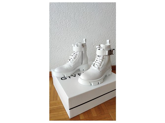 BOTAS TERRA GIVENCHY EM COURO BRANCO. - vista 6
