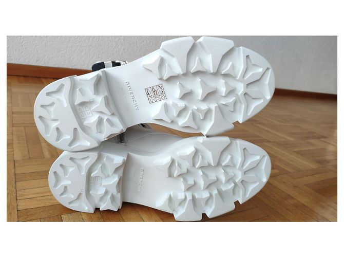 BOTAS TERRA GIVENCHY EM COURO BRANCO. - vista 9