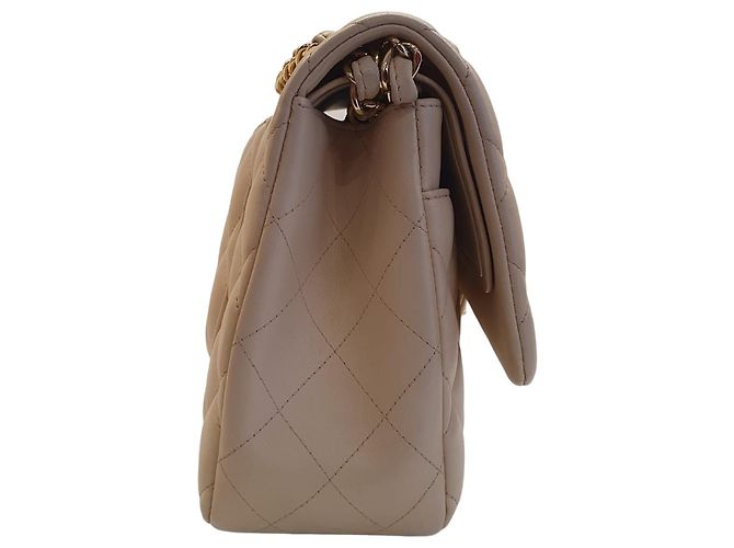 Bolsa Chanel Classic Flap Bege em Couro Acolchoado Dourado - vista 2