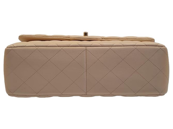 Bolsa Chanel Classic Flap Bege em Couro Acolchoado Dourado - vista 3