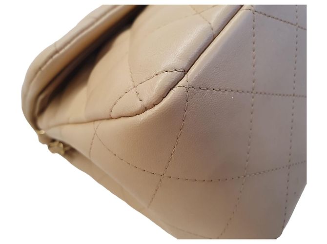 Bolsa Chanel Classic Flap Bege em Couro Acolchoado Dourado - vista 4