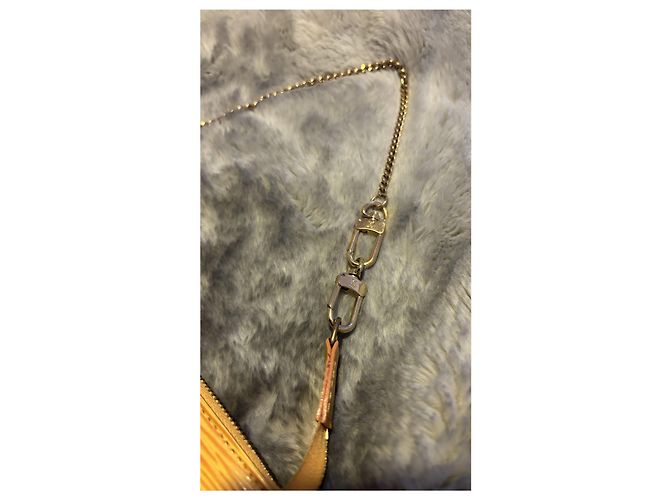 Louis Vuitton Pochette Accessorio Pelle Epi Gialla Giallo Gold hardware - vista 2