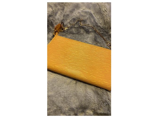 Louis Vuitton Pochette Accessorio Pelle Epi Gialla Giallo Gold hardware - vista 3