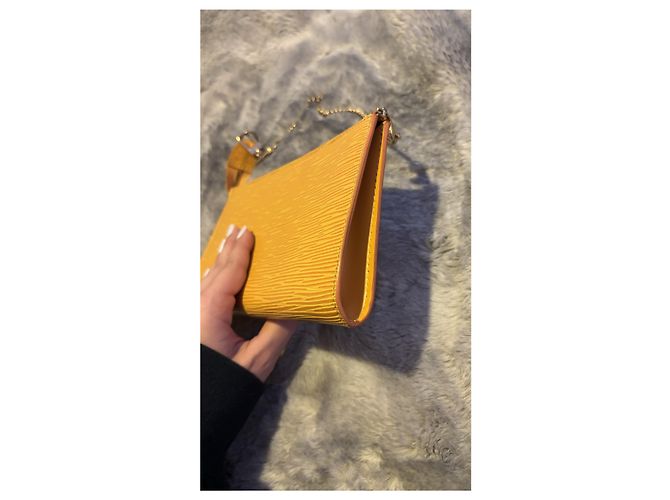 Louis Vuitton Pochette Accessorio Pelle Epi Gialla Giallo Gold hardware - vista 4