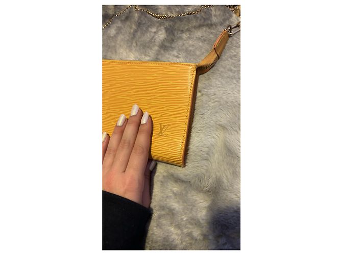 Louis Vuitton Pochette Accessorio Pelle Epi Gialla Giallo Gold hardware - vista 5
