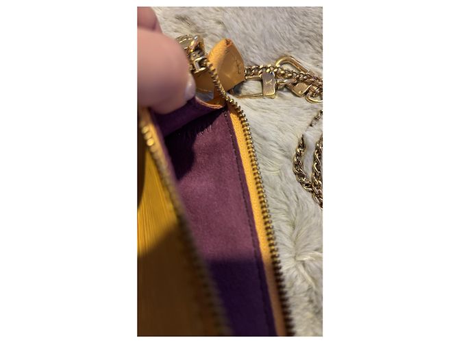 Louis Vuitton Pochette Accessorio Pelle Epi Gialla Giallo Gold hardware - vista 6