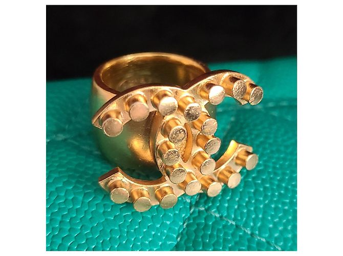 Anello largo Chanel Logo Dots Oro Gold hardware - vista 2