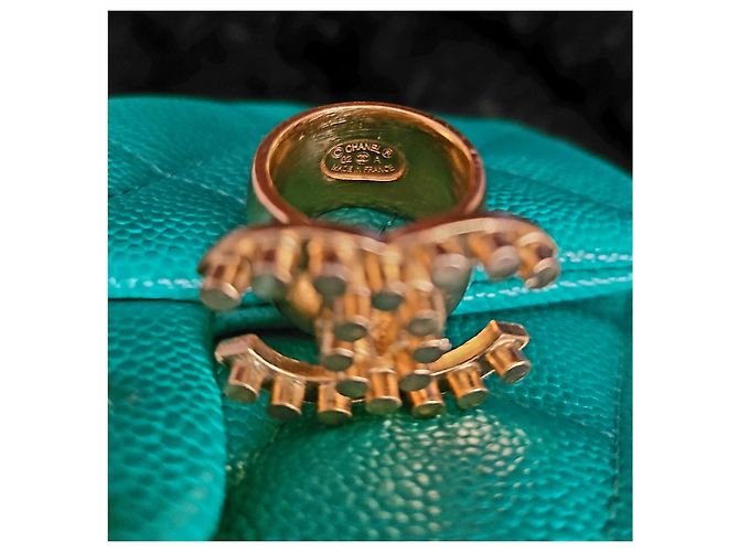 Anello largo Chanel Logo Dots Oro Gold hardware - vista 3