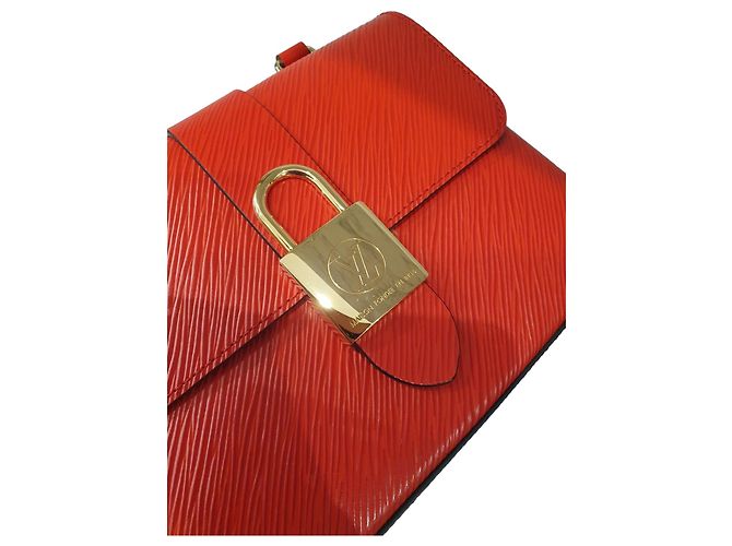 Borsa Louis Vuitton Locky BB in pelle Epi rossa Rosso - vista 4