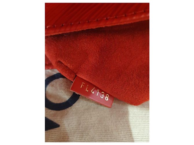 Borsa Louis Vuitton Locky BB in pelle Epi rossa Rosso - vista 6