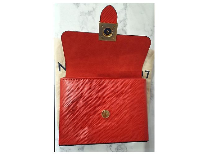 Borsa Louis Vuitton Locky BB in pelle Epi rossa Rosso - vista 7