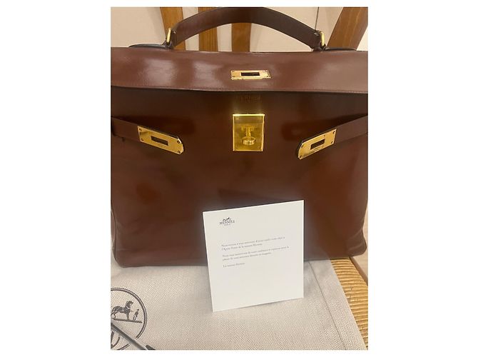 Borsa Hermès Kelly 32 in pelle vernice marrone scuro - vista 2
