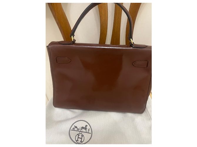 Borsa Hermès Kelly 32 in pelle vernice marrone scuro - vista 3
