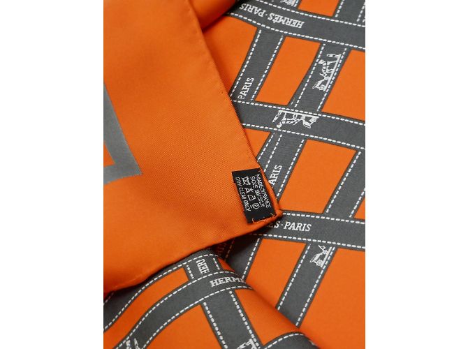 Hermès Sciarpa quadrata stampata in seta arancione - vista 5