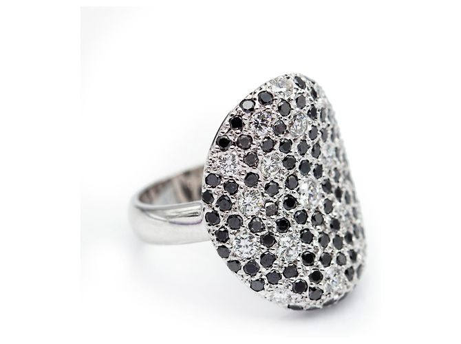 Autre Marque Anello in oro bianco con diamanti. - vista 3