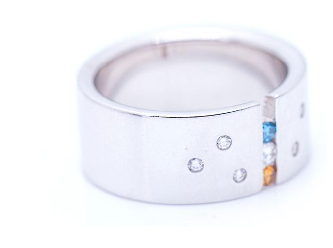 Autre Marque Anello in Oro con Diamanti Bianchi e Fancy Bianco Blu - vista 3