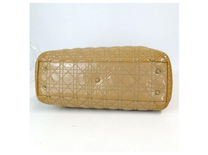 Bolso Christian Dior Soft Dior de charol beige - vista 3
