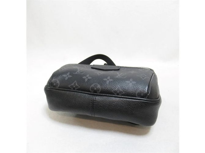 Bumbag Louis Vuitton Marsupio da esterno Taiga M30245 Nero - vista 4