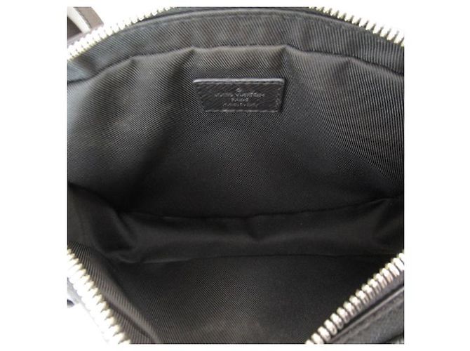 Bumbag Louis Vuitton Marsupio da esterno Taiga M30245 Nero - vista 5