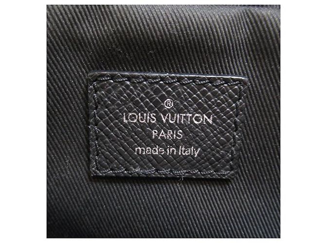 Bumbag Louis Vuitton Marsupio da esterno Taiga M30245 Nero - vista 6