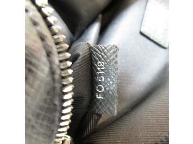 Bumbag Louis Vuitton Marsupio da esterno Taiga M30245 Nero - vista 7