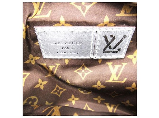 Bumbag Louis Vuitton Marsupio maxi con cuscino monogramma M20971 Argento - vista 7