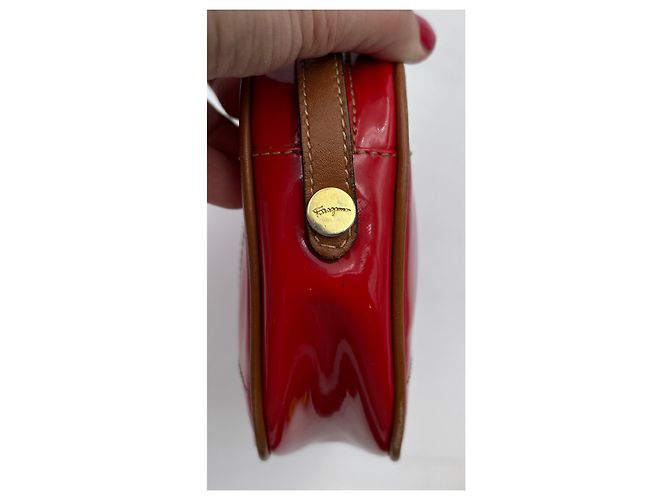 Sac à bandoulière Salvatore Ferragamo en cuir verni rouge - vue 3