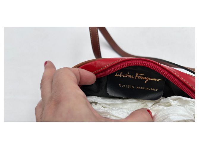 Sac à bandoulière Salvatore Ferragamo en cuir verni rouge - vue 6