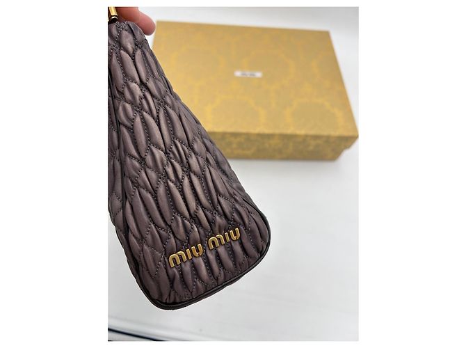 Clutch Miu Miu in pelle nappa plissé marrone Marrone scuro - vista 3