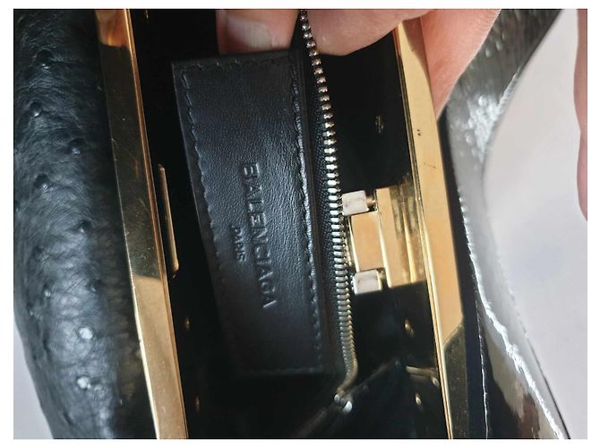 Balenciaga Le Dix Borsa a Secchiello Nera in Pelle di Struzzo Nero - vista 7