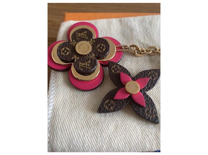 Decorazione borsa e portachiavi Louis Vuitton Blooming Flowers Rosa Gold hardware Monogramma - vista 3