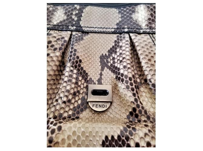 Bolsa Fendi Python "B Bag" Bege - vista 4