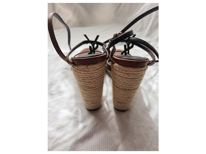 Sandali con zeppa Yves Saint Laurent Cassandre marroni in pelle Marrone scuro - vista 3