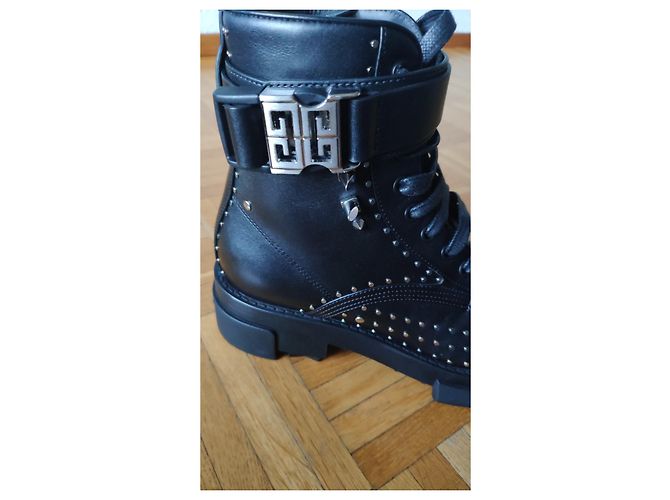 BOTAS GIVENCHY TERRA DE PIEL CON HEBILLA 4sol Negro - vista 9
