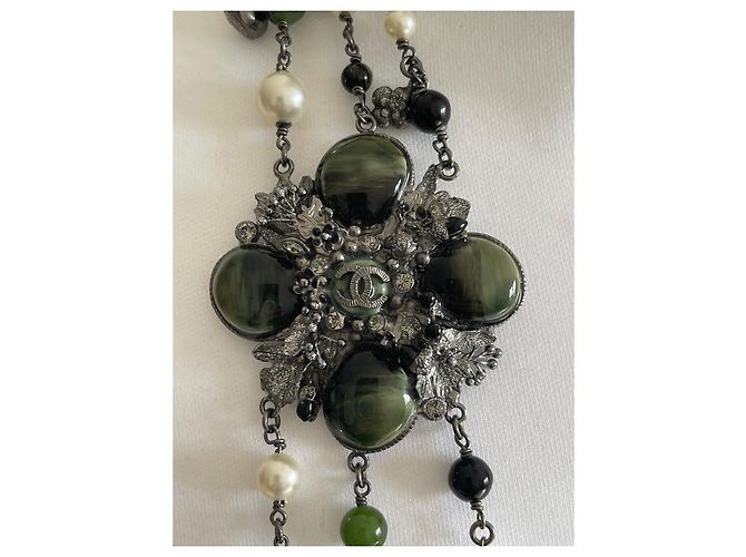 Colar Longo Chanel com Pérolas e Moeda Prata Verde oliva Verde claro - vista 2