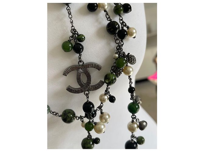 Colar Longo Chanel com Pérolas e Moeda Prata Verde oliva Verde claro - vista 3