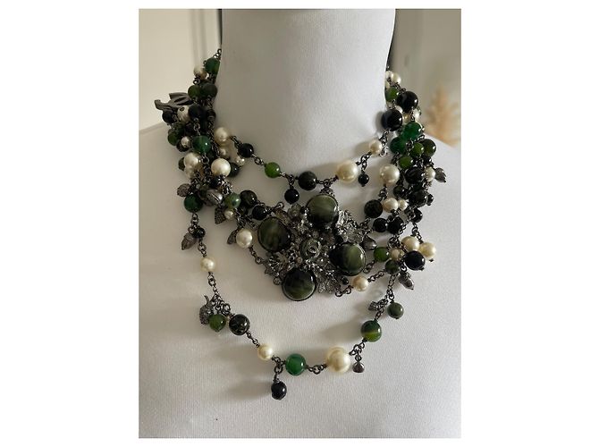 Colar Longo Chanel com Pérolas e Moeda Prata Verde oliva Verde claro - vista 4