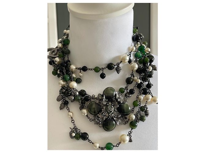 Colar Longo Chanel com Pérolas e Moeda Prata Verde oliva Verde claro - vista 5