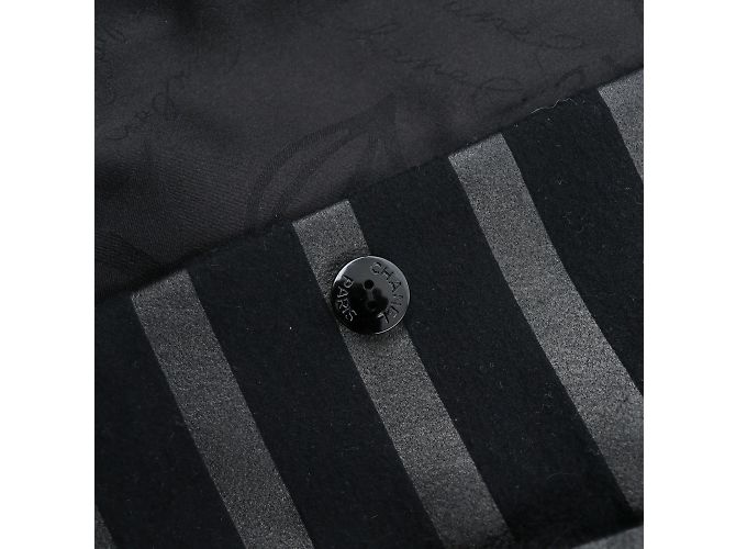CHANEL - Kaschmirjacke mit Peter-Pan-Kragen (Größe 34) Schwarz - Ansicht 7