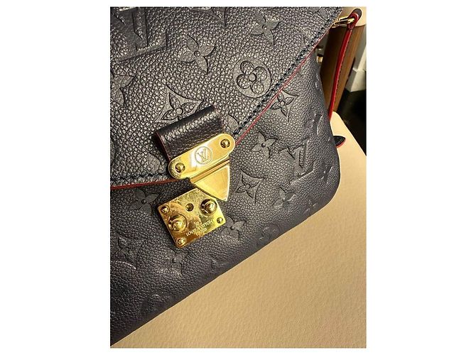 Louis Vuitton Pochette Metis Monogram Empreinte Pelle Porpora - vista 5