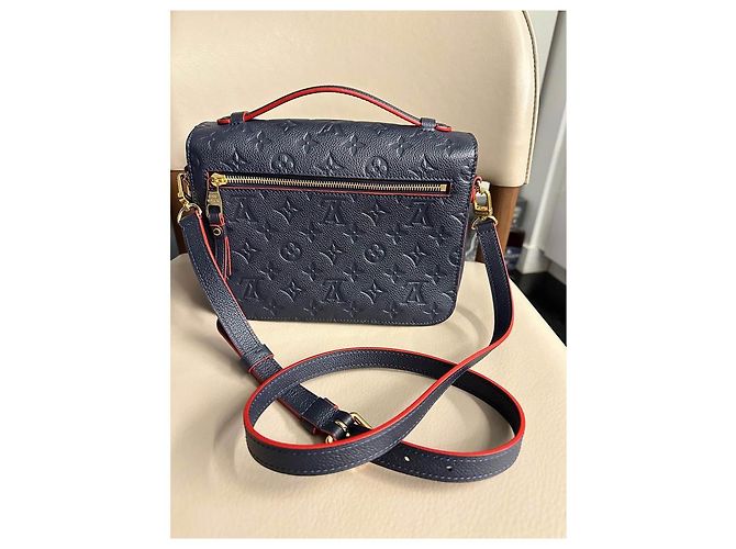 Louis Vuitton Pochette Metis Monogram Empreinte Pelle Porpora - vista 2