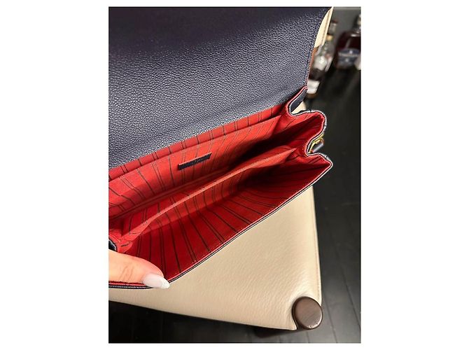 Louis Vuitton Pochette Metis Monogram Empreinte Pelle Porpora - vista 7