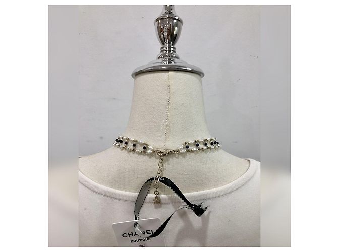 Chanel CC A19Etichetta con collana di perle blu e cristalli con logo C - vista 4