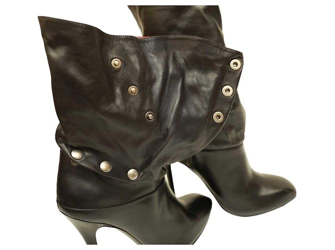 Alexander McQueen Botines de tacón alto con punta redonda y cuero negro con interior rojo  40 - vista 11