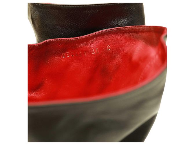 Alexander McQueen Botines de tacón alto con punta redonda y cuero negro con interior rojo  40 - vista 12