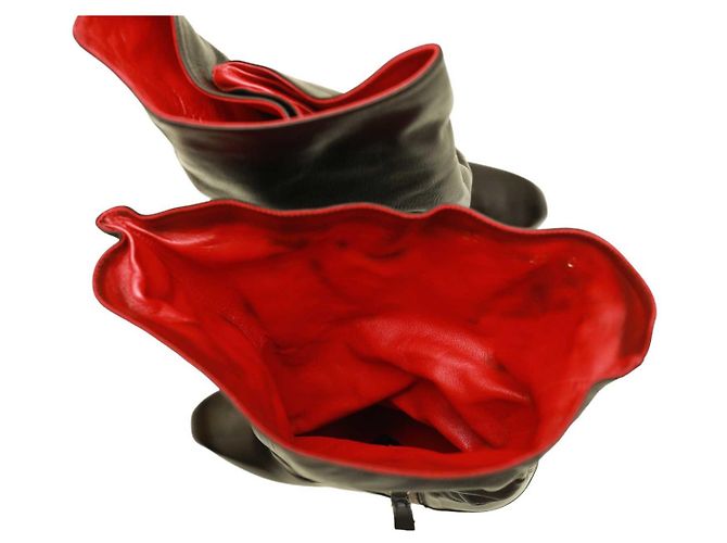 Alexander McQueen Botines de tacón alto con punta redonda y cuero negro con interior rojo  40 - vista 13